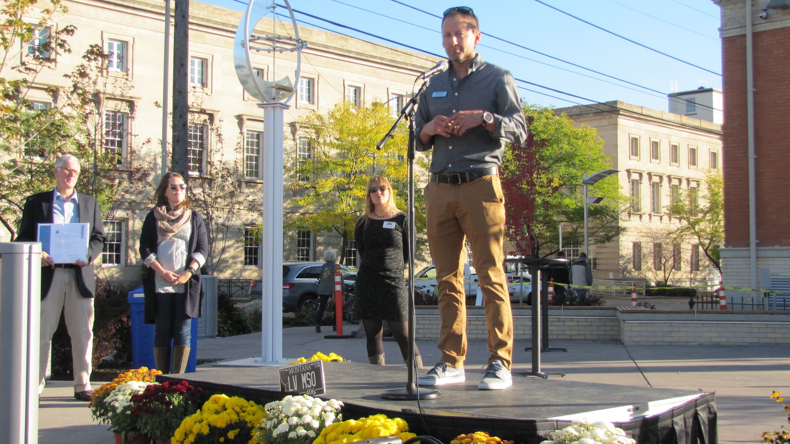 Anders Brooker speaking to the crowd